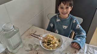 Martín cocina noodles de arroz