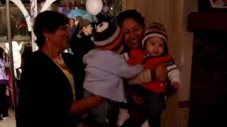 Matthew bailando con sus abuelitas