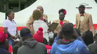 Watu hapa nje wako na pesa mbaya sana.. A lady contributes 100k in cash during Wakivuria anniversary