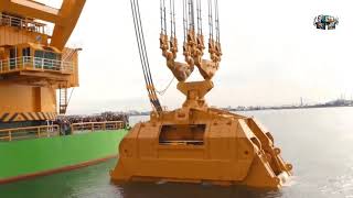 THE LARGEST excavator digging grab