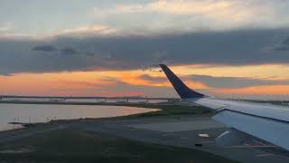 jetBlue Embraer 190 landing in New York JFK