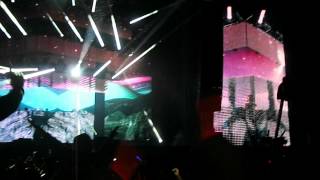 Avicii - Penguin Vs. Baba O'Riley - Creamfields 2012