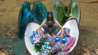 🎁🔥 Teen Girl Strikes Gold: Giant Mutant Clam Yields Stunning Treasure Trove of Pearls & Gems!
