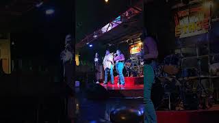 Sin Banderas - Kilometros KARAOKE in Lima, Perú