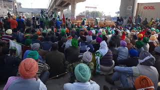 टिकरी बॉर्डर पर सड़क के बीचोबीच बैठे किसान।