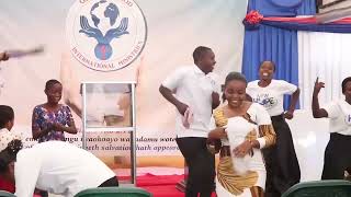 TAZAMA NYIMBO ZA KUSIFU NA KUABUDU KATIKA SEMINA YA VIJANA
