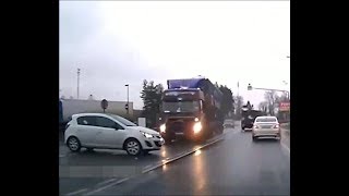 Car Crashes - 4 minutes of Motor Mayhem !! 01