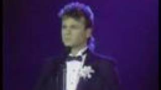 Sam Harris sings "What Did I Have That I Don't Have Now?" on Star Search Alumni Show