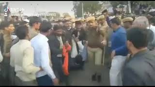 हनुमान बेनिवाल पर हमला करने की कोशिश करने वाले खरताराम बाना की लोगों द्वारा की गयी धुनाई