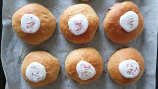Buns with vanilla cream - Danish fastalavnsboller (Cream Buns)
