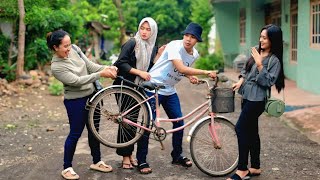 DIHINA WANITA LULUSAN S2 KARENA BAWA SEPEDA BUTUT ! TERNYATA DIA BOS GANTENG PALING KAYA