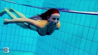I test my gopro with nice girlfriend who makes an aquatic choreography at the pool