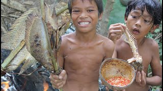 Primitive Technology - Eating delicious - Cooking fish recipe on a rock