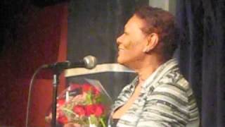 Dionne Warwick Accepts her Bistro Award