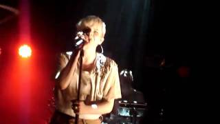 Robyn- With Every Heartbeat live