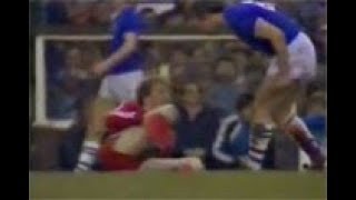 Peter Reid having a quiet word - Everton Bayern 1985
