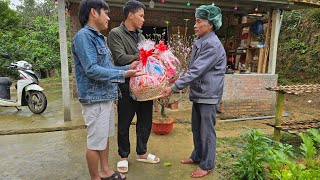 The old man was in very difficult circumstances, but he always shared with those in need.