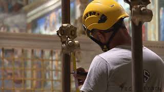 Dentro il Conclave 2025, l'allestimento della Cappella Sistina