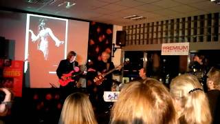 2010-11-11 Janne Schafer lirar Shadows på Sixties releasefest 01.MP4