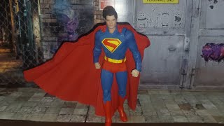 Unboxing review in Spanish of the Fonjoy Superman figure.