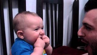 Baby having fun with Heavy Metal - Bebe se divertindo com rock pesado