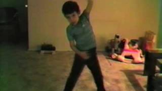 Little boy does Thriller