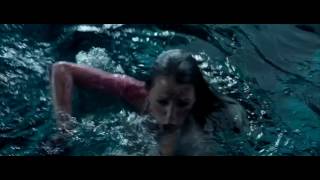 Blake Lively w no tools at hand kills the Shark