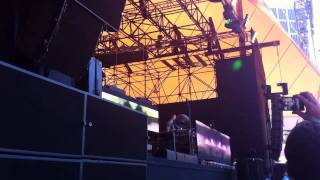 Calvin Harris - Feel So Close clip live at Field Day 2012