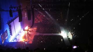 Tom Chaplin (Keane) channelling his inner 'Freddie'