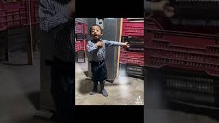 El Niño Isaias cantando