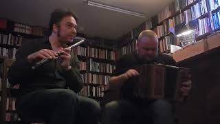 Duo Muller & Munnelly performing live in Aleph bookstore in Utrecht.