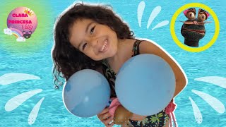 Clara brincando de limpar a nova Piscina com o papai. Festa na piscina.