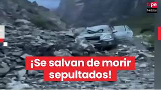 ¡Se salvaron de milagro! Enormes rocas aplastan camioneta en Huancavelica
