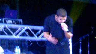 Drake singing over & pointing to LiL Rush
