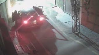 2 robbers looted citizen Shafiq Ahmad & his family in Millat Park, Lahore | Pakistan | CCTV