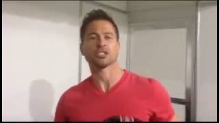 Jason Faunt, o Power Ranger Vermelho, sendo gentil com o O.I. (16 de julho de 2016)