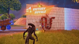 THE XENOMORPH is better than the PREDATOR + this FORTNITE match gets CRAZY at the END