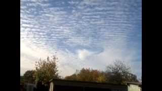 Loch in den Wolken (Hole Punch Cloud) über Hennigsdorf bei Berlin?