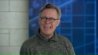 Alex Jennings, of Netflix’s ‘The Crown,’ explains to WGN anchor how he does a Chicago accent