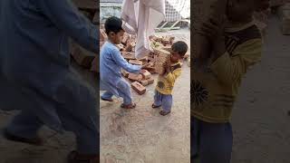 دو ننھے بچے مزدوری کرتے ہوئے فنی ویڈیو