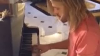Foo Fighters' Taylor Hawkins Plays Piano