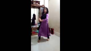 বাসায় আয়নার সামনে নৃত্য চর্চা একবার দেখে নিন