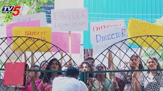 Women Attack on Neeli Neeli Akasham femous Director Munna Dhulipudi