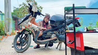 The genius girl repaired and restored a broken-down car for a passerby.