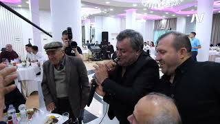 USTAI ÇMONTON KLARINETËN, MUZIKANTËT NDEZIN ATMOSFERËN DUKE EMOCIONUAR KRUSHQIT DHE DASMORËT
