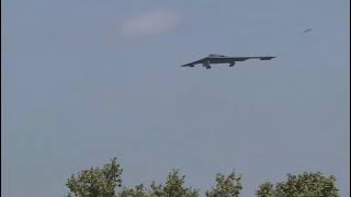 USAF B-2 bomber landing, Super cool