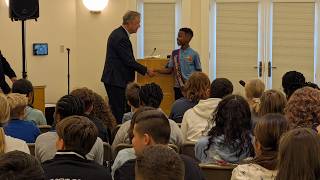 Governor Ned Lamont and Kid Governor Keudy Martinez speak with students