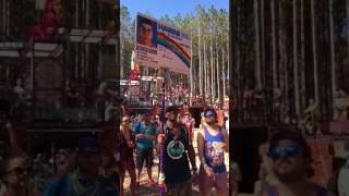 20170806 Guy holding McLovin sign doesn't know McLovin is dancing next to him