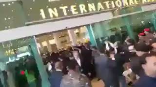 জাতিসংগ আমেরিকা থেকে ফেরার পথে ইসলামাবাদে বিমানবন্দরে প্রধান মন্ত্রী ইমরানখানকে একটি বিস্ময়কর সাগতম।