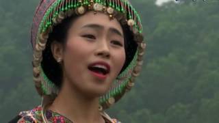 Hmong music: Niam yus me nyuam saum laj roob by Koob Yaj (Vietnam)